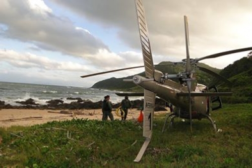 Homem cai de parapente e é resgatado pelo helicóptero da PM em Penha/SC