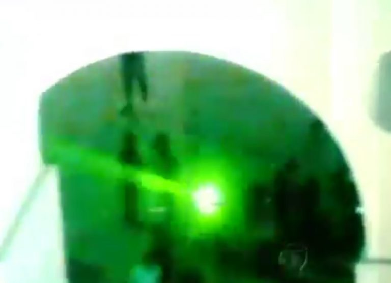 Homem é preso por usar caneta laser para atrapalhar helicóptero da PM no RJ