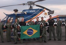 Btl RpAer/MG: Aviação Aeropolicial e seus avanços tecnológicos Equipe que recebeu o treinamento do OVN na primeira turma e que tem a responsabilidade de transferir o conhecimento aos demais tripulantes. Da esquerda para a direita: Maj Didier, Maj Chinelato, Ten Cel Ledwan, Cmt Kim Harris, Ten Martins, Representante da empresa, Cap Ricardo Faria, 3º Sgt Glauber, 3º Sgt Rosiane, Cap Sandro. Seguram a bandeira do Brasil 2º Sgt Ferreira e 2º Sgt Bertini.