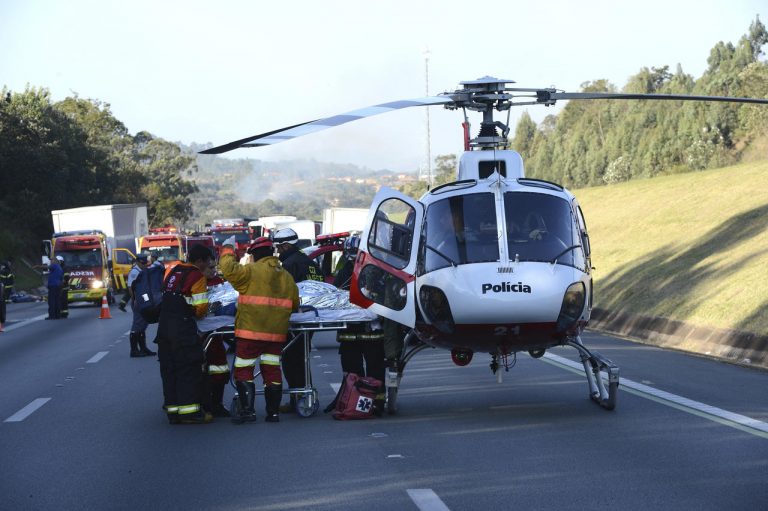 Águia 21 socorre caminhoneiro em acidente na rodovia Castelo Branco