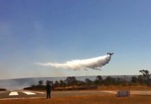 Bombeiros usam avião para controlar fogo em parque ecológico de Brasília