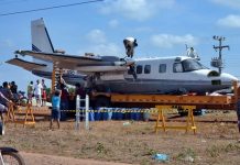 GTAP e Corpo de Bombeiros tentam retirar avião preso em rodovia no Piauí