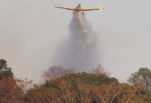 Helicóptero e aviões ajudam no combate ao incêndio da Mata de Santa Tereza