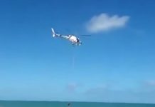 Bombeiros usam helicóptero para salvamento de banhista na Praia do Forte