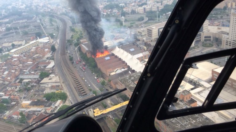 PMERJ e CBMERJ operando em conjunto no combate à incêndio em Shopping no Rio de Janeiro