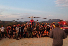 Helicóptero do bombeiro de Minas apoia resgate de pessoas perdidas em trilha