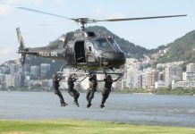 Policiais treinam técnica de descida de helicópteros na Lagoa, Rio