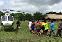 Helicóptero resgata indígena de aldeia isolada em Assis Brasil, interior do AC