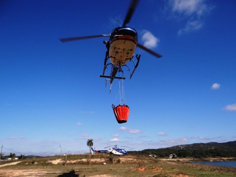 Batalhão de Radiopatrulhamento Aéreo da PMMG realiza treinamento de combate a incêndio e resgate de vítimas