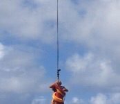 Pescadores são resgatados de helicóptero após barco naufragar em Jauá