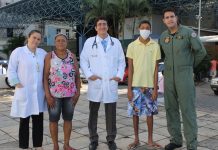 Paciente transportado por avião do Grupamento Aéreo da Bahia recebe visita da equipe