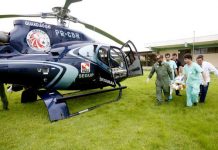 Profissionais de atendimento aeromédico participam de aula prática