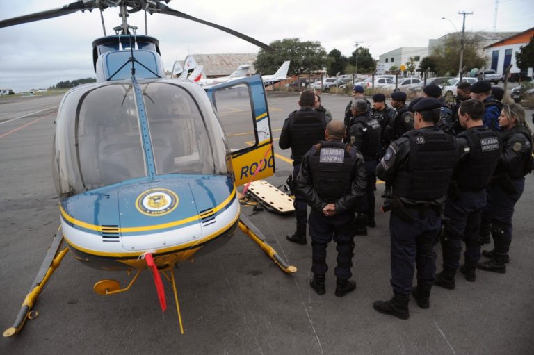 Guarda Municipal faz treinamento com helicóptero