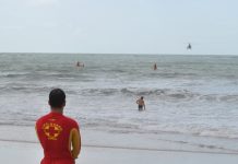 Corpo de Bombeiros realiza treinamento de salvamento no mar com helicóptero