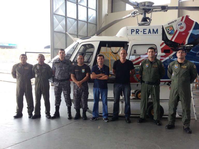 Mecânicos da Turbomeca realizam manutenção em aeronave do GRAER/PMAM