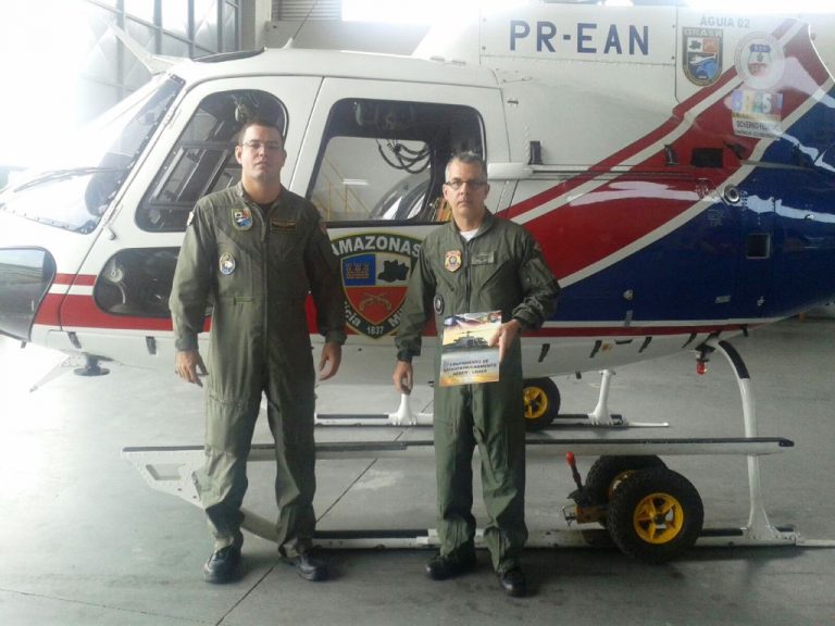 Policial federal realiza check na aeronave AS350 no GRAER/PMAM