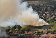 Helicóptero Águia auxilia no combate a incêndio, em Presidente Prudente/SP