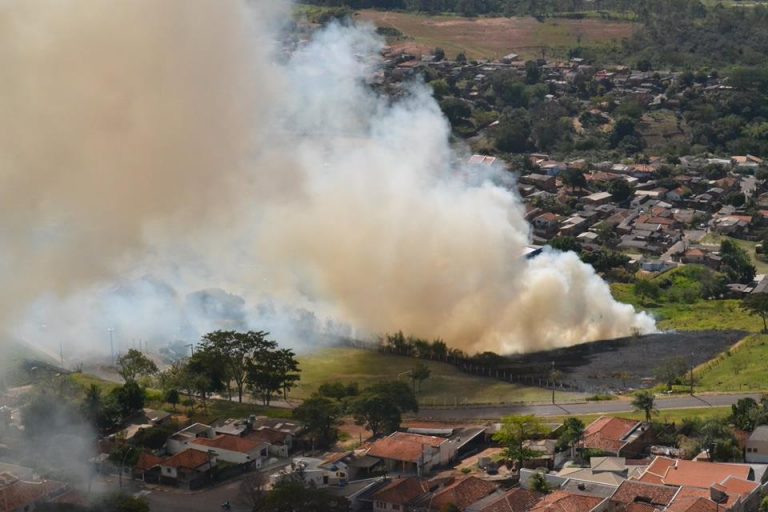 Helicóptero Águia auxilia no combate a incêndio, em Presidente Prudente/SP
