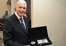 Câmara de Arapongas homenageia médico do SAMU e do GRAER com entrega da Comenda de Tiradentes