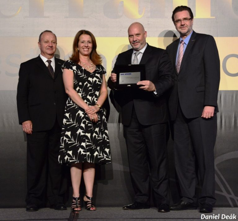 Presidente da Helibras recebe homenagem no Congresso SAE Brasil 2015