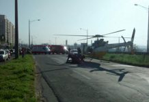 Motociclista acerta lateral de carro e é resgatado de helicóptero