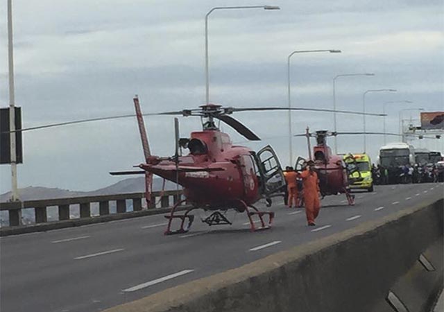 Helicópteros do Corpo de Bombeiros salvam vítima que pulou da Ponte Rio-Niterói/RJ