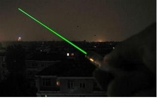 Ciopaer/CE flagra adolescente com laser causando riscos à aviação