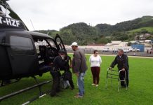 Helicóptero da Polícia Civil transporta doentes isolados pela enchente no Alto Vale do Itajaí