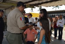 Bope presta homenagem às vítimas de acidente aéreo com entrega de bandeira