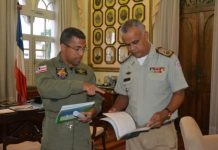 Comandante Geral recepciona capitão do Graer escritor infantil