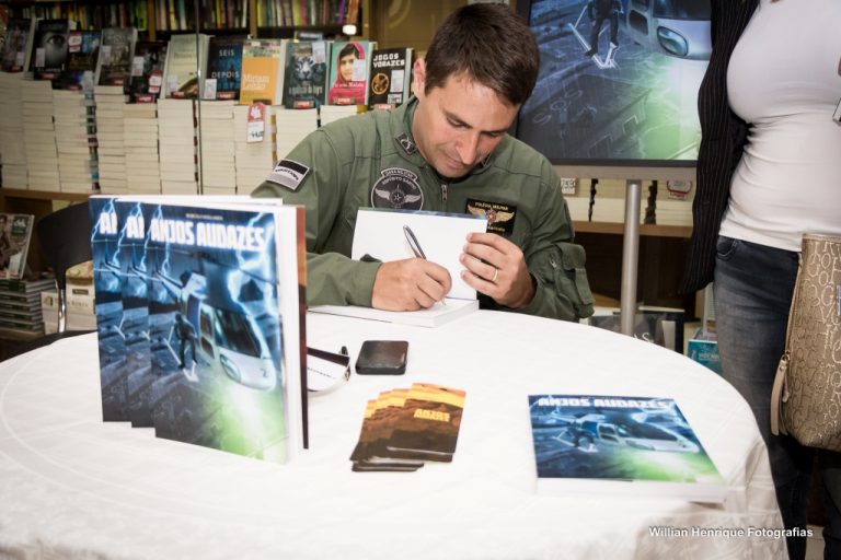 Piloto do NOTAer do ES lança livro sobre maior tragédia natural do estado