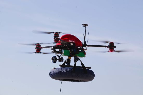 Bombeiros utilizam VANT equipado com boia em Copacabana