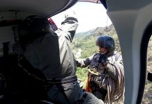 Helicóptero do Bombeiro de Minas resgata pessoas com uso do guincho
