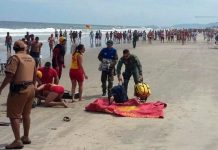 Tripulante do helicóptero Falcão 04 salta ao mar para salvar banhista