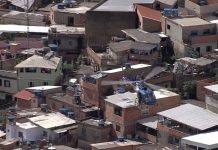 Helicóptero da PM sobrevoou Aglomerado da Serra, em BH, onde ocorreu mais um tiroteio