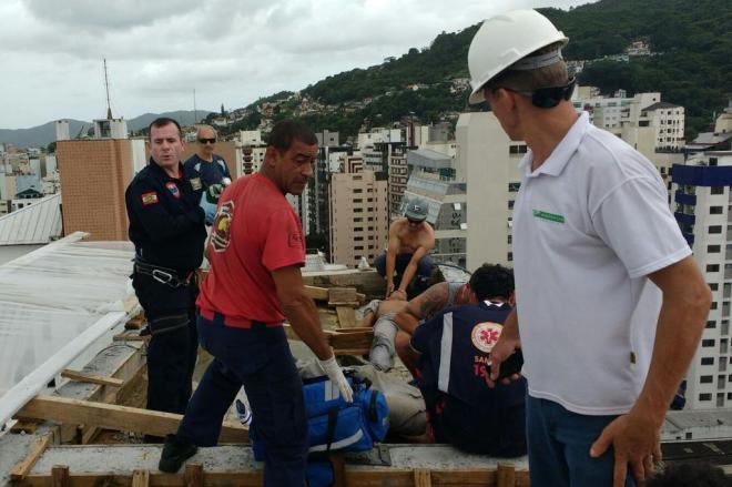 BOA/SC: Resgate de operários em laje de prédio, em Florianópolis/SC