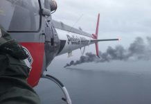 Helicóptero Águia da PM apóia resgate de vítimas em embarcação incendiada em alto mar