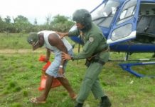 GRAER/BA retira familia ilhada em Nodestina/BA