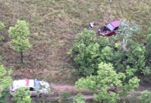 Carro roubado é encontrado abandonado