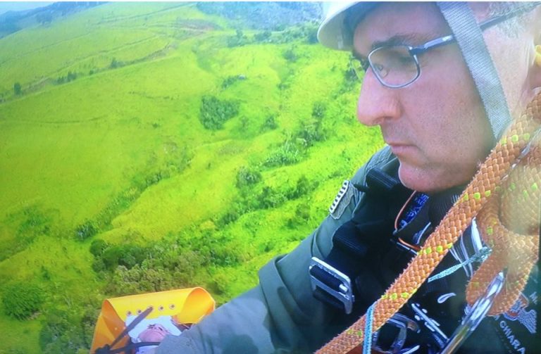 Águia da Base de São José dos Campos resgata vítima que caiu em ribanceira em Paraibuna