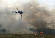 Helicóptero do Graer/BA ajuda a conter incêndio em Itacimirim