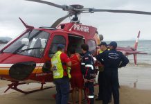 Guarda-vidas e equipe aeromédica Arcanjo salvam banhista em Balneário Camboriú