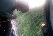 Equipe do Águia 08 resgata pescador em costeira do Guarujá