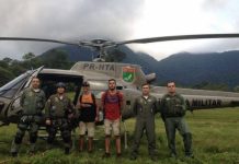 Helicóptero da PM resgata dois jovens que estavam perdidos em mata de Joinville/SC