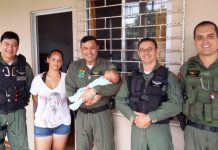 Criança que nasceu a bordo do Águia 01 recebe visita de Guarnição da 2ª Cia/BAPM