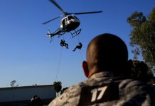 Aula prática para tripulantes do Ciopaer tem rapel de helicóptero