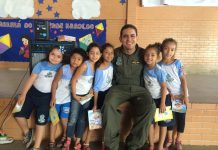 Crianças recebem instruções de segurança e sobre os perigos da pipa para a aviação