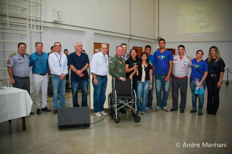 Base de Rio Preto instala primeiro poste com luz de energia solar e realiza agenda positiva