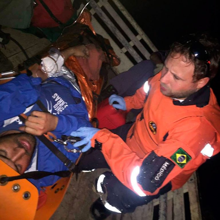 Águia de São José dos Campos resgata vítimas picadas por abelhas em Paraibuna