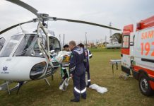 Helicóptero do SAMU realiza transferência de policial vítima de acidente